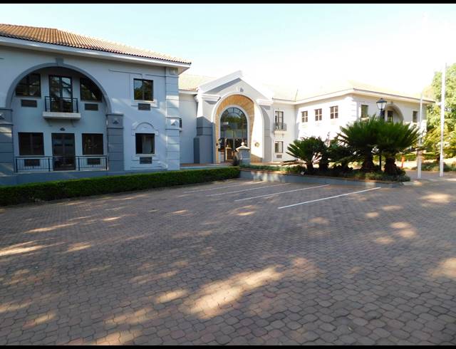 1,083M² OFFICE TO LET IN HYDE PARK